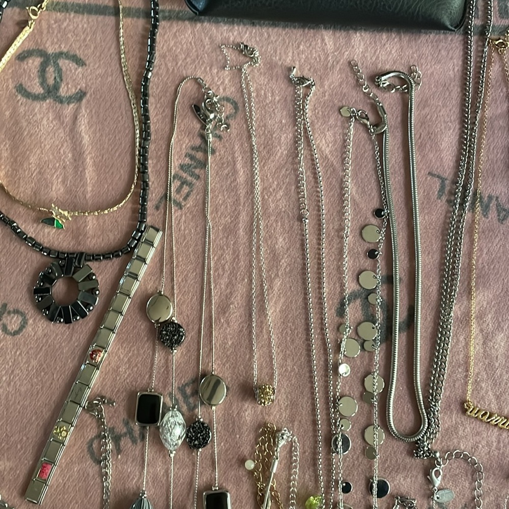 Like this listing to be notified when I go live, hope to see you there 🫶🏼❤️🥰 - Picture 7 of 10